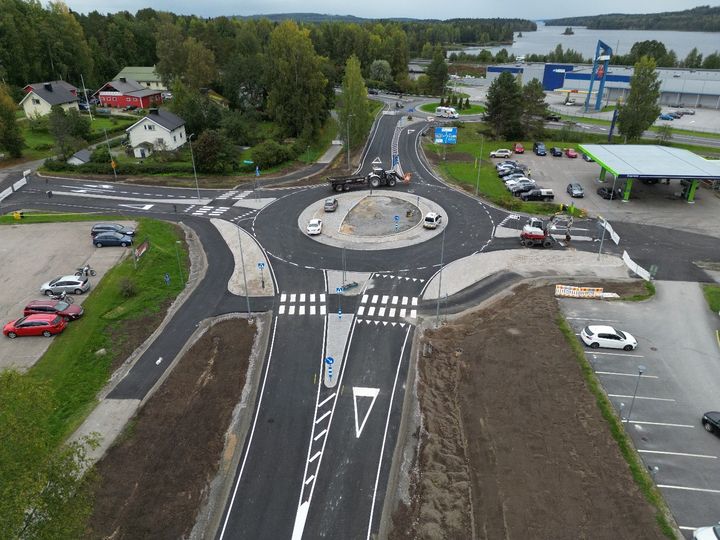 Tehtaantien-Koulutien kiertoliittymä avataan liikenteelle 23.9.2024. Kuva: Toni Lesonen