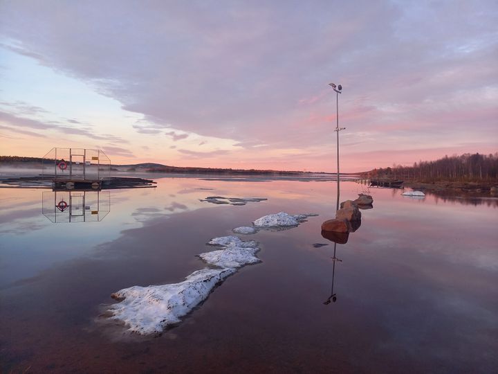 Ounasjoki tulvii Ylikylässä. Laituri on veden keskellä.