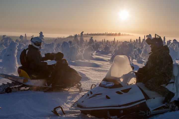 kuvassa kaksi moottorikelkkailijaa