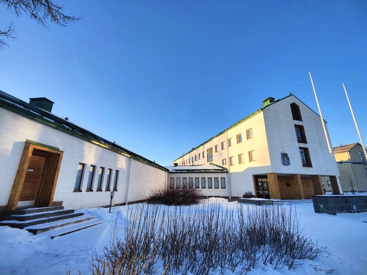 Lapin entisen lääninhallituksen päärakennus talvisessa auringonpaisteessa.