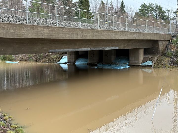 Lempäälässä Pyhällöntie on poikki tulvan takia.