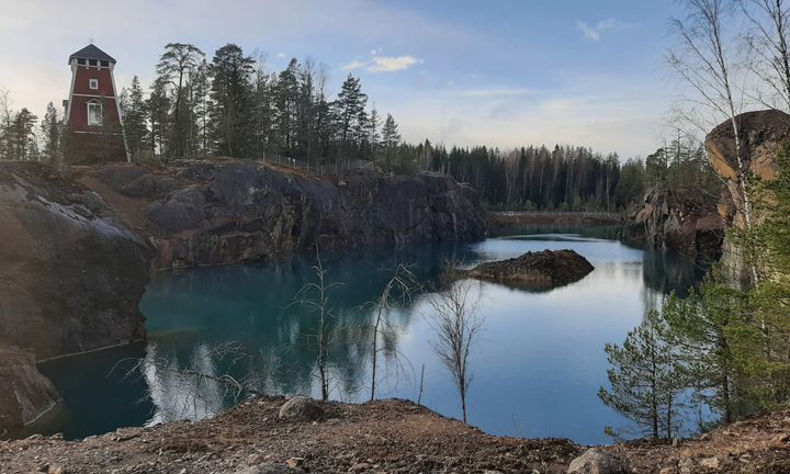 Kuvassa on kaivosalue ja kaivostorni sekä vettä.