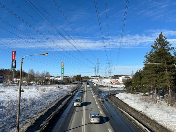 Valtatie 12 kuvattuna Lentolan rampilta Tampereelle päin.