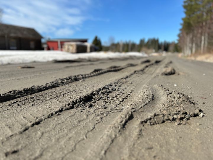 kuva soratieltä jossa pinnassa liejuuntumista kevään kelirikon vuoksi.