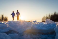 Aurinkoinen sää houkutteli liikkujia Pyhäselän jäälle sunnuntaina 16.2.2025. Kuva: Jon Norppa / Pohjois-Karjalan ELY-keskus.