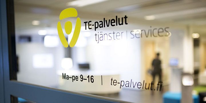 TE-palvelut -logo lasiovessa.