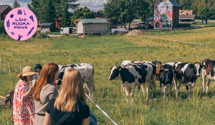 Ihmiset katsovassa maatilan eläimia. Kuvan päällä Lähiruokapäivän tunnus