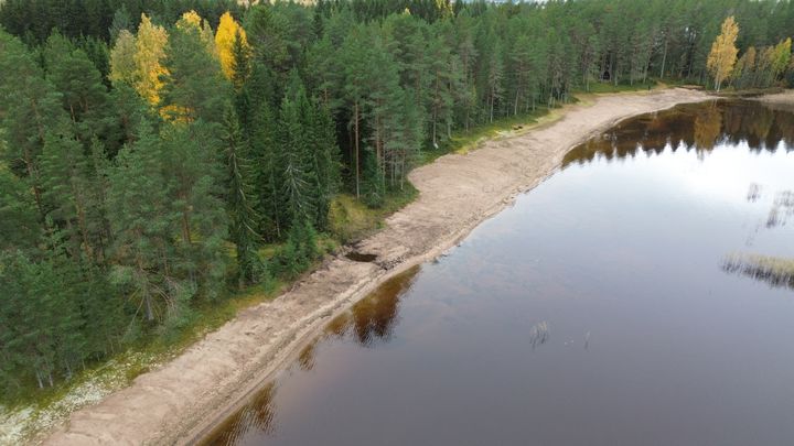 Raivattu hiekkaranta ilmasta kuvattuna.