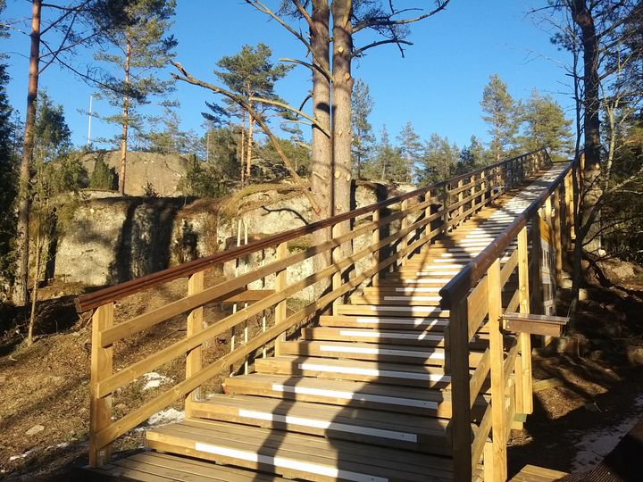 Lapin Linnavuoren portaat rakennettiin talkootyönä, ja talkoita kertyi 1500 tuntia. Portaat valmistuivat vuonna 2020.