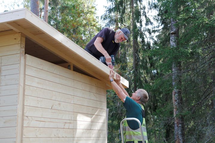 Maaseudun kehittämishankkeilla parannetaan alueiden elinvoimaisuutta ja viihtyvyyttä. Viime kesänä Lavian Nuorisoseura panosti Huuhkajavuoren tanssilavan ekologisuuteen ja esteettömyyteen Leader Karhuseudun myöntämän maaseuturahoituksen avulla. Yhdistys rakensi talkootyönä muun muassa vettä säästävät ekovessat. Kuvassa Timo Uusitalo ja Ville Marjamäki rakentavat vessan kattoa.