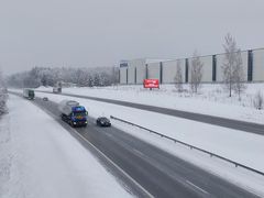 En lastbil på en snöig väg.