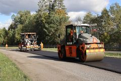 Maskiner lägger en vägsträcka med lignin på Ripubyvägen i Vanda.