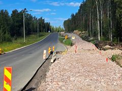 Tieosuutta rakennetaan, työmaa käynnissä.