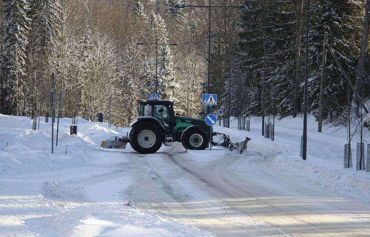 Vinterunderhållet av vägarna omfattar bland annat halkbekämpning, snöplogning, utjämning av vägytor, avlägsnande av snövallar och rengöring av trafikmärken.