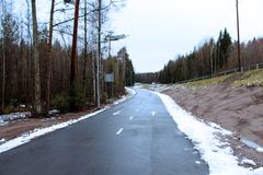 Gång- och cykelväg med snö på sidorna i Hanaböle träsk, Vanda i november.