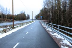 Gång- och cykelled på Lahtisvägen i Hanaböle träsk, Vanda, en kall novemberdag med snö längs vägkanten.