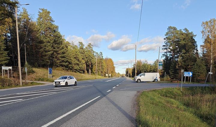 Kaksikaistainen tie metsän keskellä, liittymä oikealle.