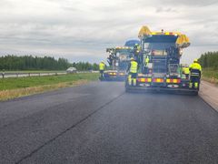 Vägarbetare och maskiner som asfalterar riksväg 3 i Hyvinge.