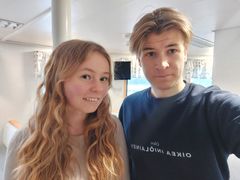 Företagarna Joonatan Hiltunen och Nella Närhi håller Cafe Puksprööti på M/S Aura.