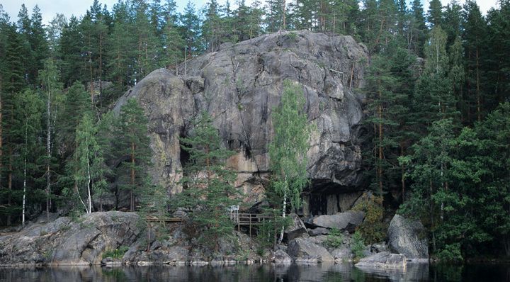 Kallio ja metsää järven rannalla.