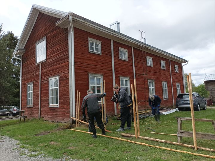 Riukuaidan tekoa Mäkiraonmäen museoalueella Kannuksessa 2.6.2022. Kuva: Mati Mathlin, K.H.Renlundin museo