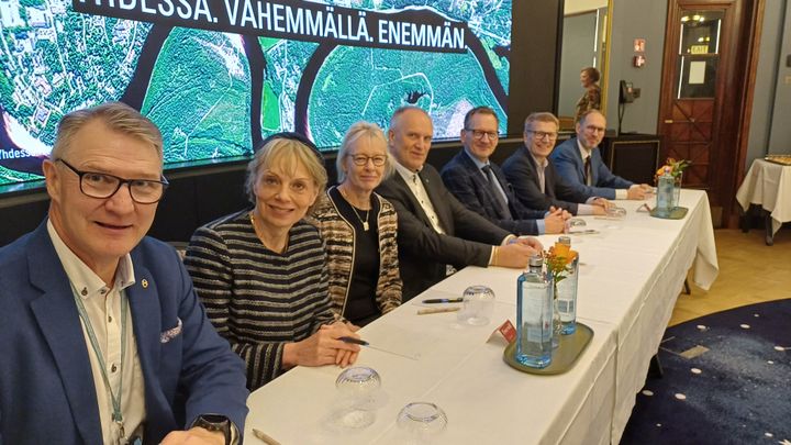 Yhdeksän valtion organisaation pääjohtajaa allekirjoittaa sopimusta kansallisen ilmakuvaamisen ja laserkeilauksen jatkosta