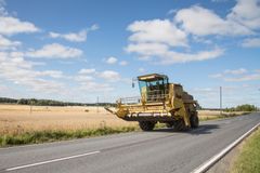 Maatalousliikennettä maantiellä