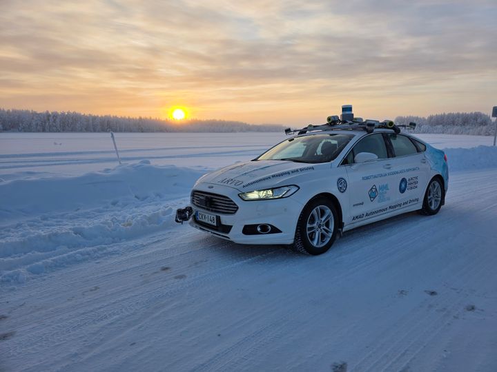 itseohjautuva auto talvimaisemassa