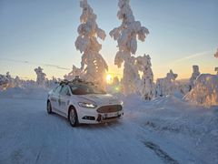 itseohjautuva auto talvimaisemassa