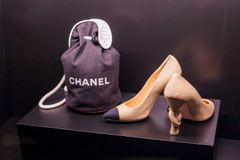 Chanel: Diamond knot -korkokengät ja merimieslaukku, 2010-luku (Ranska). Coco Chanel haki 1930-luvulla inspiraatiota modernin ja aktiivisen naisen rentoon ja tyylikkääseen pukeutumiseen merimiesten vaatteista: leveälahkeisista housuista, raitapaidasta ja kipparitakista. Sittemmin muotitalo Chanel on tuonut ankkurit, solmut, raidat ja kaulukset muodin maailmaan. Kuva: Siw Aldershvile Nielsen.