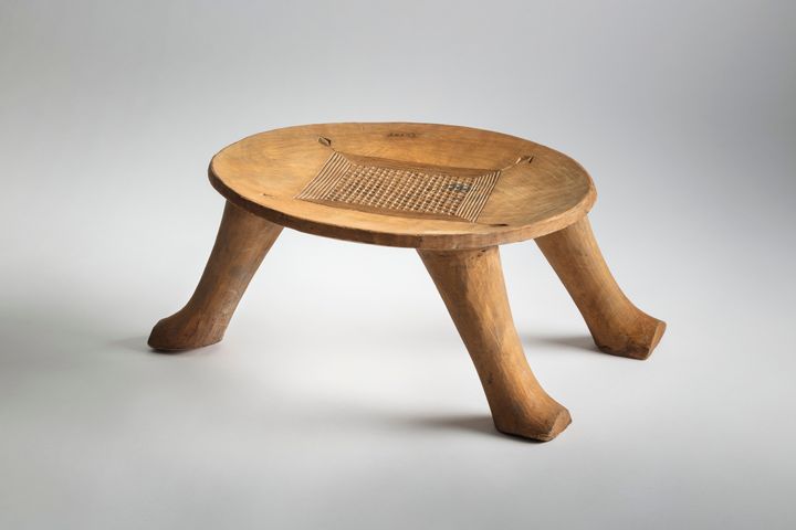 Kolmijalkainen puinen jakkara.