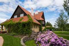 Musiikilla oli suuri merkitys Hvitträskin seuraelämässä. Eliel ja Loja Saarinen olivat molemmat musikaalisia, ja heidän ystäviinsä kuului aikansa suuria musiikkivaikuttajia, kuten Jean Sibelius ja Robert Kajanus. Nyt musiikki palaa Hvitträskiin. Kuva: Topi Leikas, Suomen kansallismuseo.