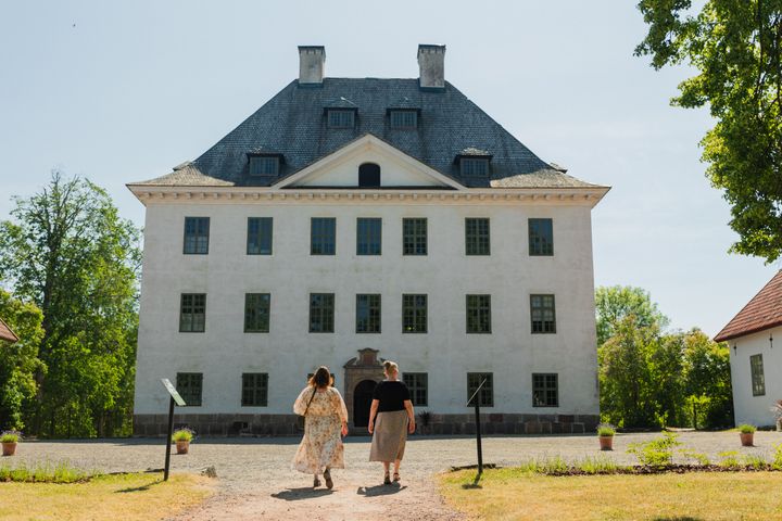 Harvinaista palatsiarkkitehtuuria edustava Louhisaaren kartanolinna hämmästyttää sisältä ja ulkoa. Kartanolinnan puisto ja puutarhat ovat harrastajien ehdoton ykköskohde. Puisto on mainio paikka piknikille, rantapaviljongista voi lainata krokettipelin. Kuva: Saku Suominen, Suomen kansallismuseo