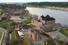 Syyslomalla Hämeen linnassa miekkaillaan, tutustutaan salaisiin kolkkiin ja eletään hetki keskellä historiaa.