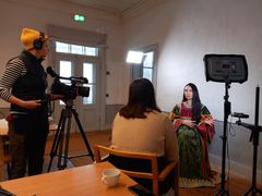 Alice Jäske haastattelee Zahra Karimya Seurasaaren ulkomuseossa, Helsingissä. Haastattelua kuvaa Museoviraston Soile Tirilä. Kuva: Rania Taina, Suomen kansallismuseo