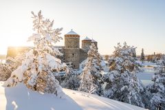 Olavinlinna lumisessa maisemassa talvisen metsän keskellä. Kuva: Aleksi Mustonen / Suomen kansallismuseo
