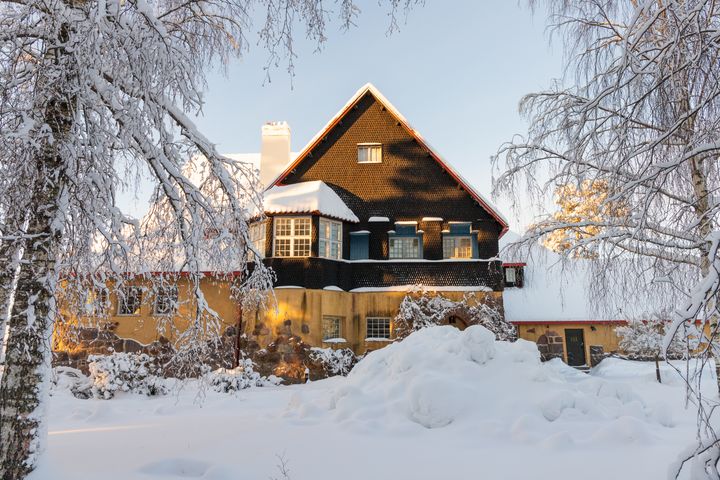 Luminen maisema Hvitträskin museon edustalla talvella.