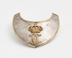 Kainuun historiaan linkittyvän Simon Affleckin kaulakilpi. Esine konkretisoi Affleckin asemaa vallankäyttäjänä ja upseerina. Kuva: Ilari Järvinen, Museovirasto