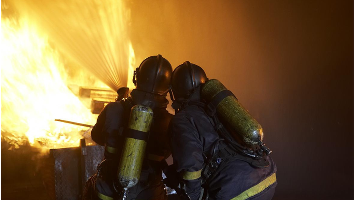 Brandmän vid släckning