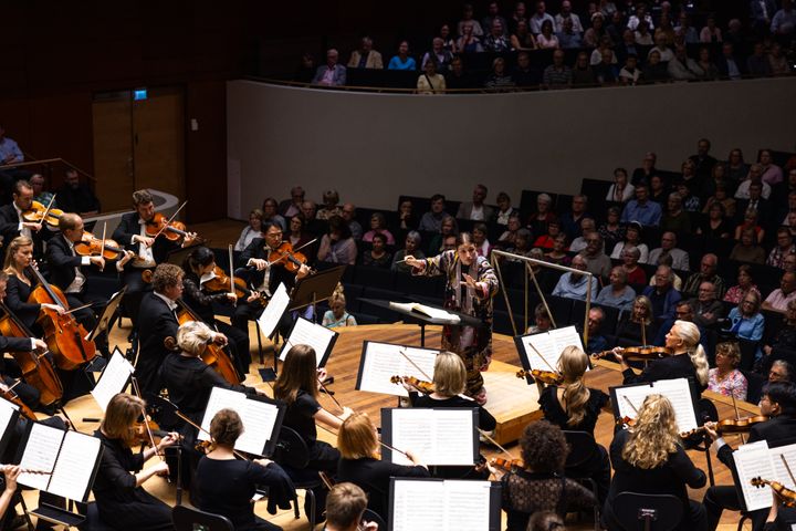 Sinfonia Lahti vierailee toukokuussa Tampere-talossa. Orkesteria, tähtisolisteja ja Tampereen Oopperan kuoroa johtaa Dalia Stasevska. Kuva: Lassi Häkkinen