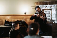 Alttoviulisti Yuval Gotlibovich ohjasi mestarikurssilla Sibelius-Akatemian Nuorisokoulutuksen opiskelijoiden yhtyeitä. Kuva: Matias Ahonen