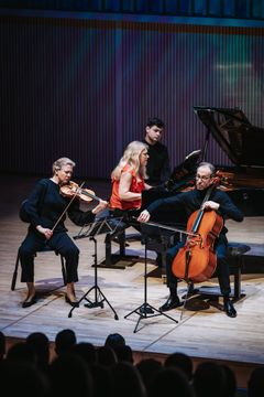 Viulisti Elina Vähälä, sellisti Robert Cohen ja pianisti Heini Kärkkäinen soittivat Johannes Brahmsin pianotrion c-molli Tampere Chamber Music -festivaalin päätöskonsertissa. Kuva: Matias Ahonen