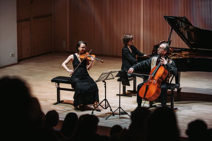 Viulisti Réka Szilvay, sellisti Robert Cohen ja pianisti Natacha Kudritskaya tulkitsivat Johannes Brahmsin pianotrion H-duurissa Tampere Chamber Music -festivaalin avajaiskonsertissa Tampere-talon Pienessä salissa. Kuva: Matias Ahonen