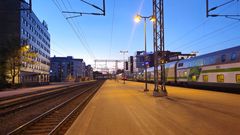 Tampereen henkilöratapihan hankkeeseen kuuluu juna-aseman laitureiden, raiteistojen ja katosten lisäksi kuvassa näkyvän Erkkilän ylikulkusillan sekä Viinikanojan ja Tampereen valtatien alikulkusiltojen uusiminen. Kesäkuussa käynnistyvässä kehitysvaiheessa suunnitellaan rakennustyöt ja työmaanaikaiset liikennejärjestelyt turvallisiksi sekä minimoidaan häiriöt matkustajille, junaliikenteelle ja kaupungissa liikkuville.