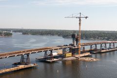Kauniissa merimaisemassa rakentuva Kruunuvuorensilta on voittanut Tekla BIM Awards Suomi 2024 -kilpailun, jossa arvioidaan laaja-alaisesti projektin tietomallintamiseen ja sen hyödyntämiseen liittyvää kokonaisuutta. Kuvassa näkyvät vinoköysiosuuden työnaikaiset rakenteet puretaan, kun pyloni on saavuttanut lakipisteensä, minkä jälkeen köydet asennetaan ja jännitetään. Pyloni on tällä hetkellä +56 metrin korkeudessa.