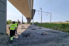 Kreaten työntekijöitä vahvistamassa junaradan pohjaa Kytömaan ja Ainolan välillä kesällä 2023 osana Helsinki–Riihimäki-ratahanketta.