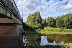 Pikkuhaaran silta ylittää vehreän joenvarren puiden ympäröimän Kirkkojuovan.