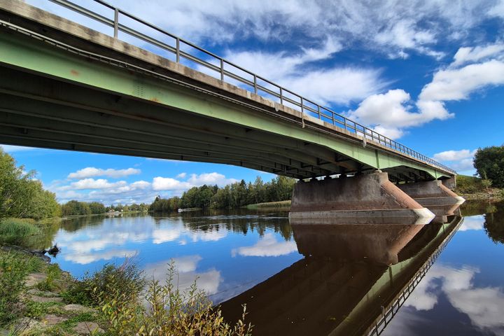 Valtatiellä 11 sijaitseva Koiviston silta ylittää leveän joen vehreässä maisemassa.