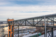 Santalahden ylikäytäväsilta on lasitettu kestävällä polykarbonaatilla, joka on yleinen turva- ja suojalasituksessa. Alla kulkevan sähköradan takia esimerkiksi teräsverkkoseinä ei tullut kyseeseen.