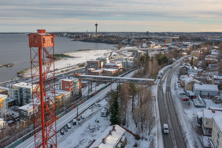 Kreaten rakentama Santalahden ylikäytäväsilta Tampereella istuu kauniisti maisemaan lyhentäen samalla matkaa Pispalan ja Santalahden asuinkorttelin välillä. Se on uusi maamerkki ikonisen Pispalan haulitornin tuntumassa.